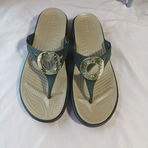 CROCS Sanrah Women 8 Brown Gold Hammered Circle Rings Wedge Sandals